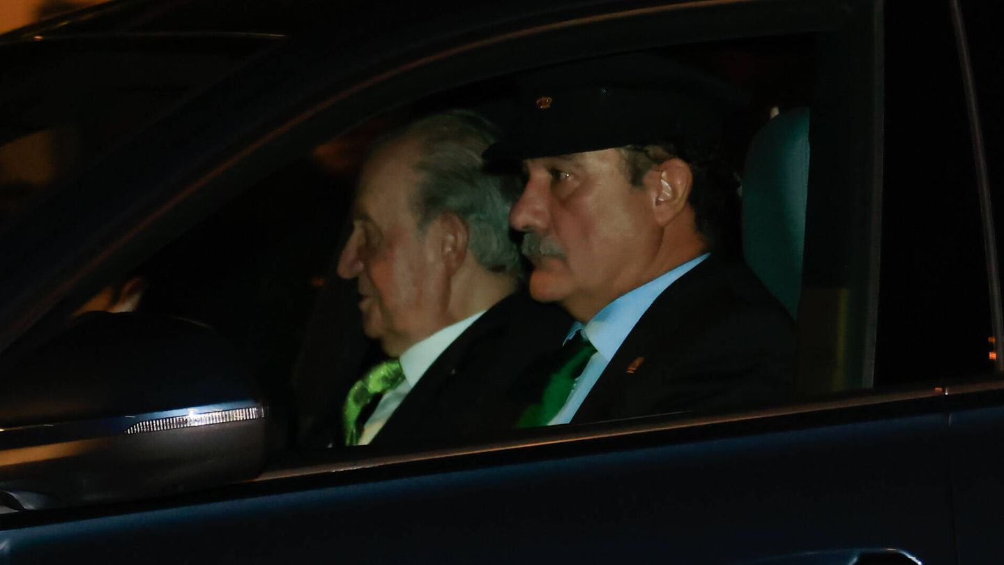 El rey Juan Carlos, de copiloto en el coche en el que ha llegado a la fiesta privada de su nieta. (Gtres)
