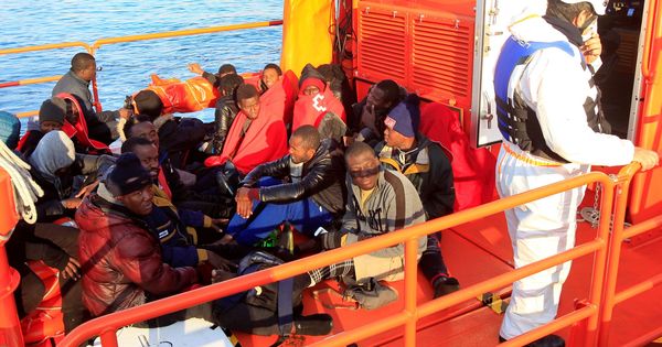 Foto: Un grupo de inmigrantes de origen subsahariano, a su llegada a Cádiz el 23 de diciembre. (EFE)