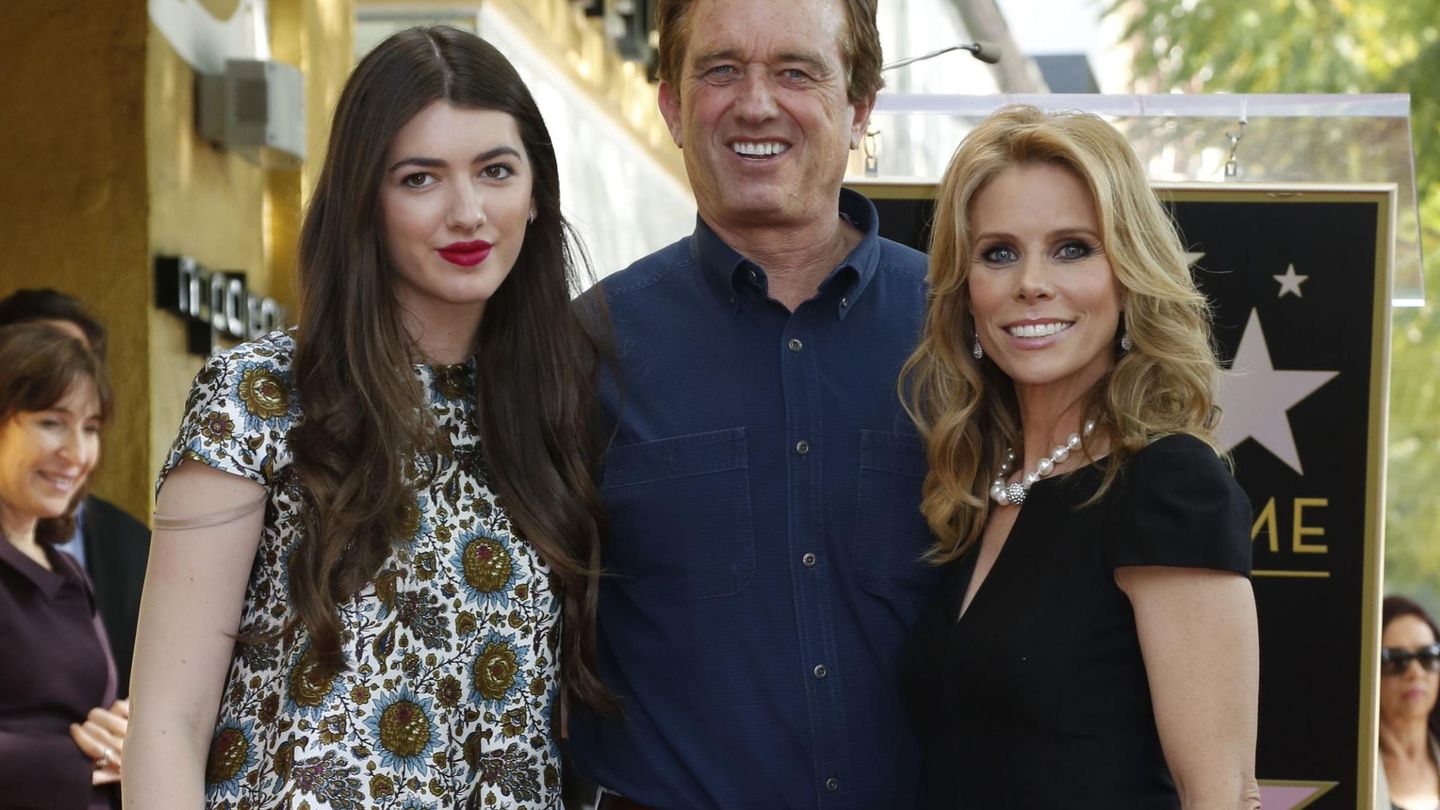 La actriz Cheryl Hines (derecha), con su novio Robert F. Kennedy Jr y la hija de este, Kyra. (Reuters)