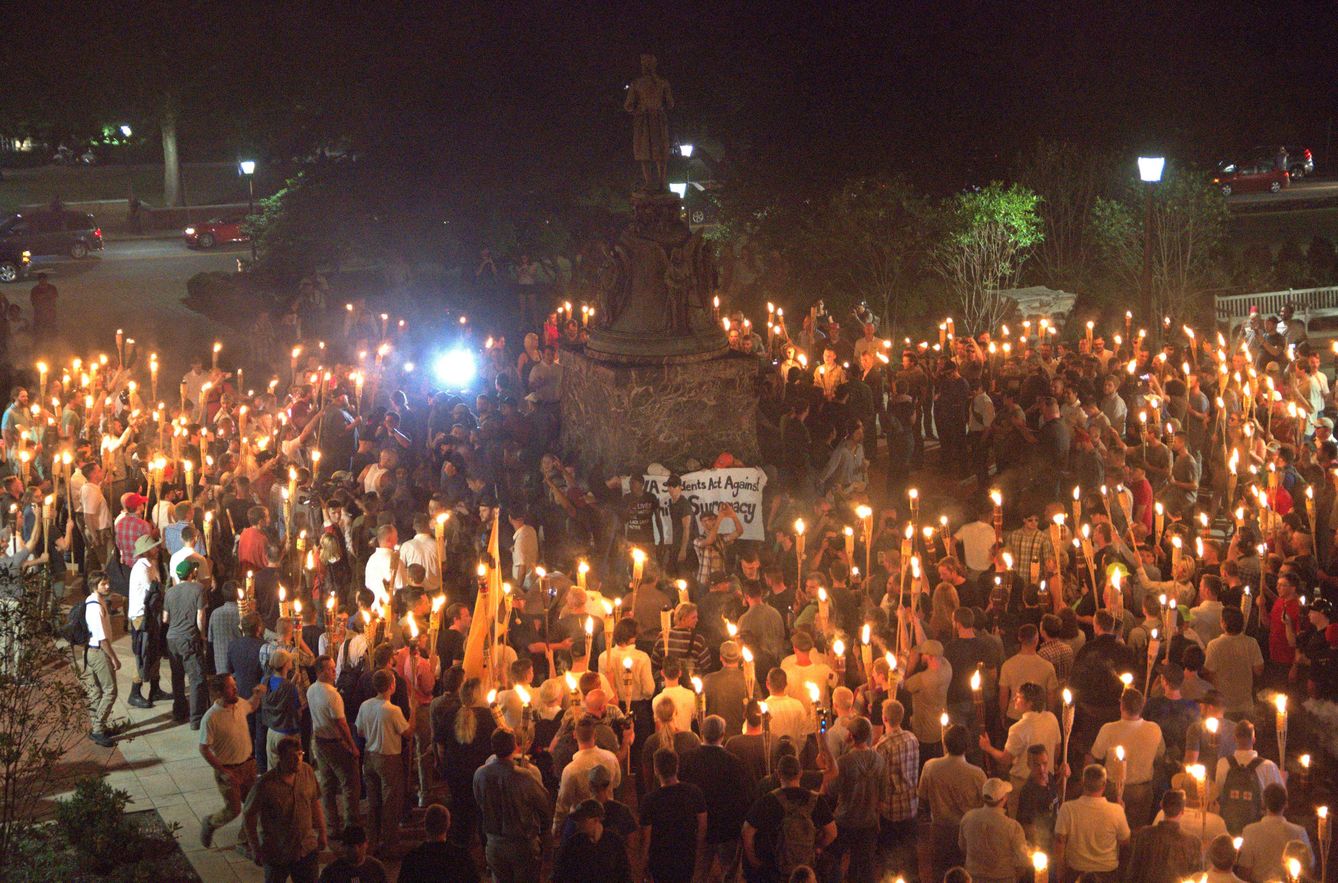 Manifestantes en torno a la estatua de Thomas Jefferson el viernes por la noche (Reuters)