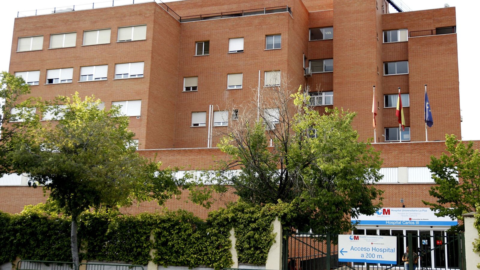 Foto: Fachada del Hospital La Paz-Carlos III de Madrid donde permanece hospitalizada la enfermera que atendió al fallecido por fiebre hemorrágica de Crimea-Congo. (EFE)