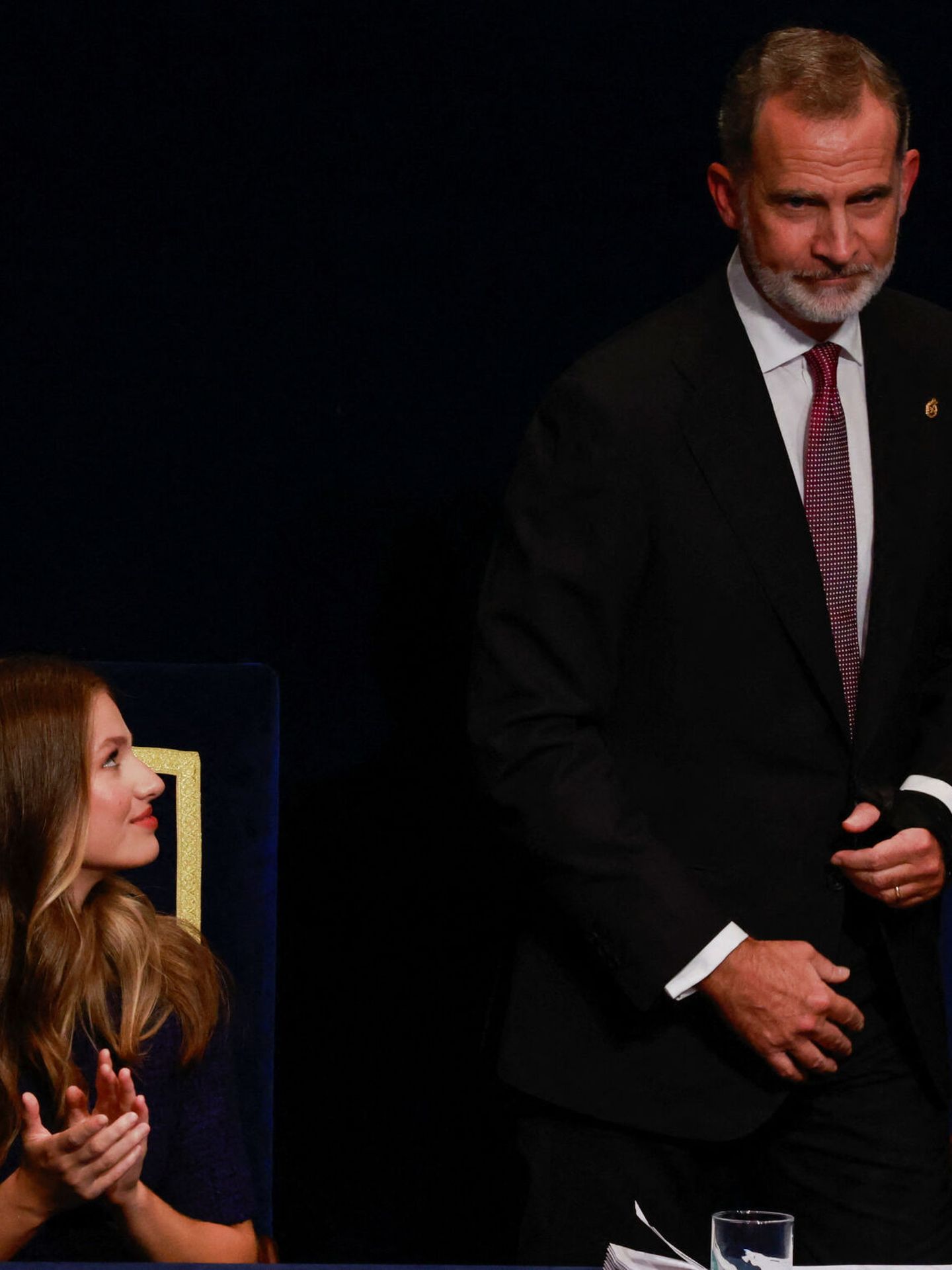La Princesa de Asturias mirando a su padre, el Rey. (Reuters)
