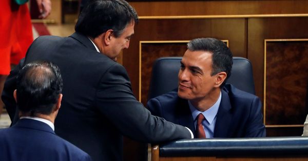 Foto: El presidente del Gobierno en funciones, Pedro Sanchez, y el diputado del PNV Aitor Esteban (Efe)
