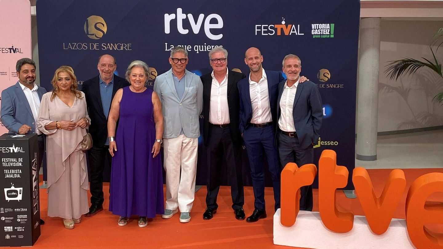 Boris junto a los familiares de algunos protagonistas de 'Lazos'. (RTVE)
