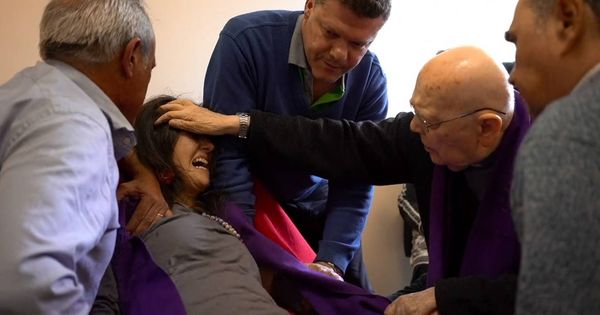 Foto: El padre Amorth en medio del exorcismo a Cristina. (Netflix)