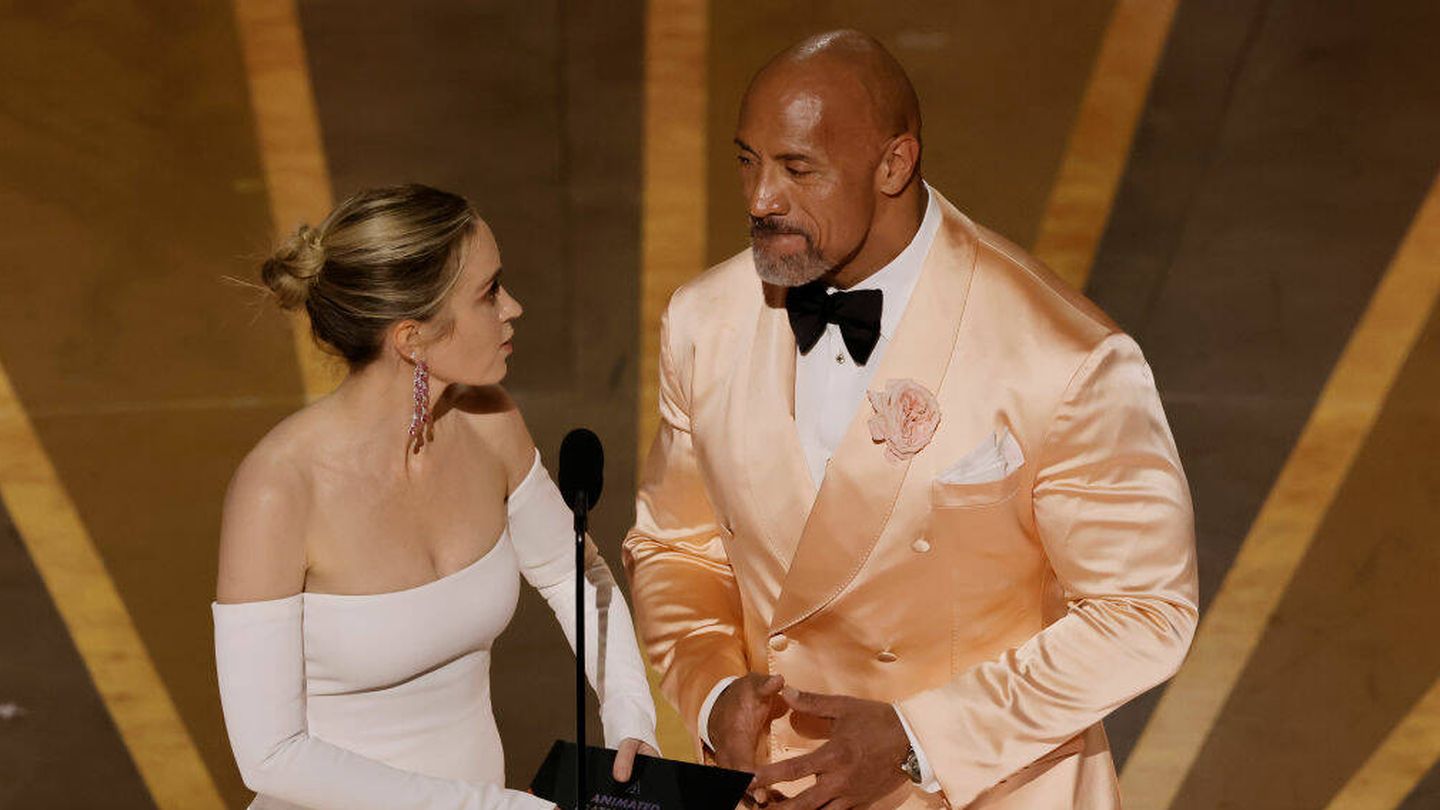 Dwayne Johnson entrega un Oscar junto a Emily Blunt. (Getty) 