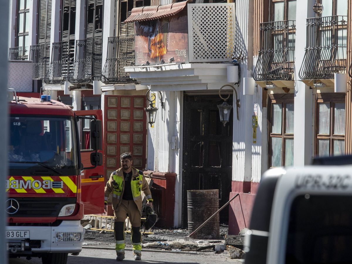 Foto: Un bombero en la puerta de la discoteca La Fonda de Murcia. (EFE/Marcial Guillén)