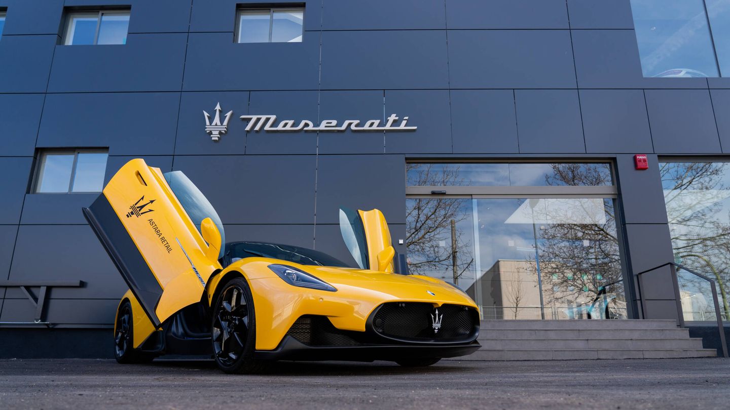El superdeportivo MC20, frente a la entrada de la tienda de Maserati en Boadilla del Monte.