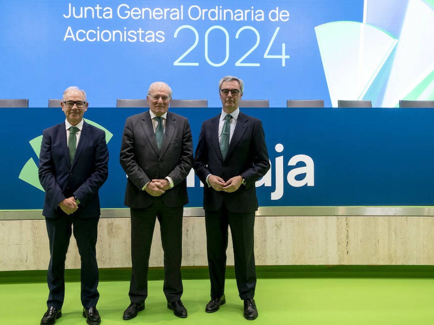 Isidro Rubiales (i), CEO de Unicaja; Manuel Azuaga (c), presidente saliente; y José Sevilla (d), su sustituto. (Unicaja)