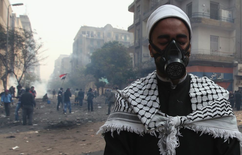 Un clérigo egipcio durante las protestas contra Mubarak, cerca de la plaza Tharir, en El Cairo (Reuters).
