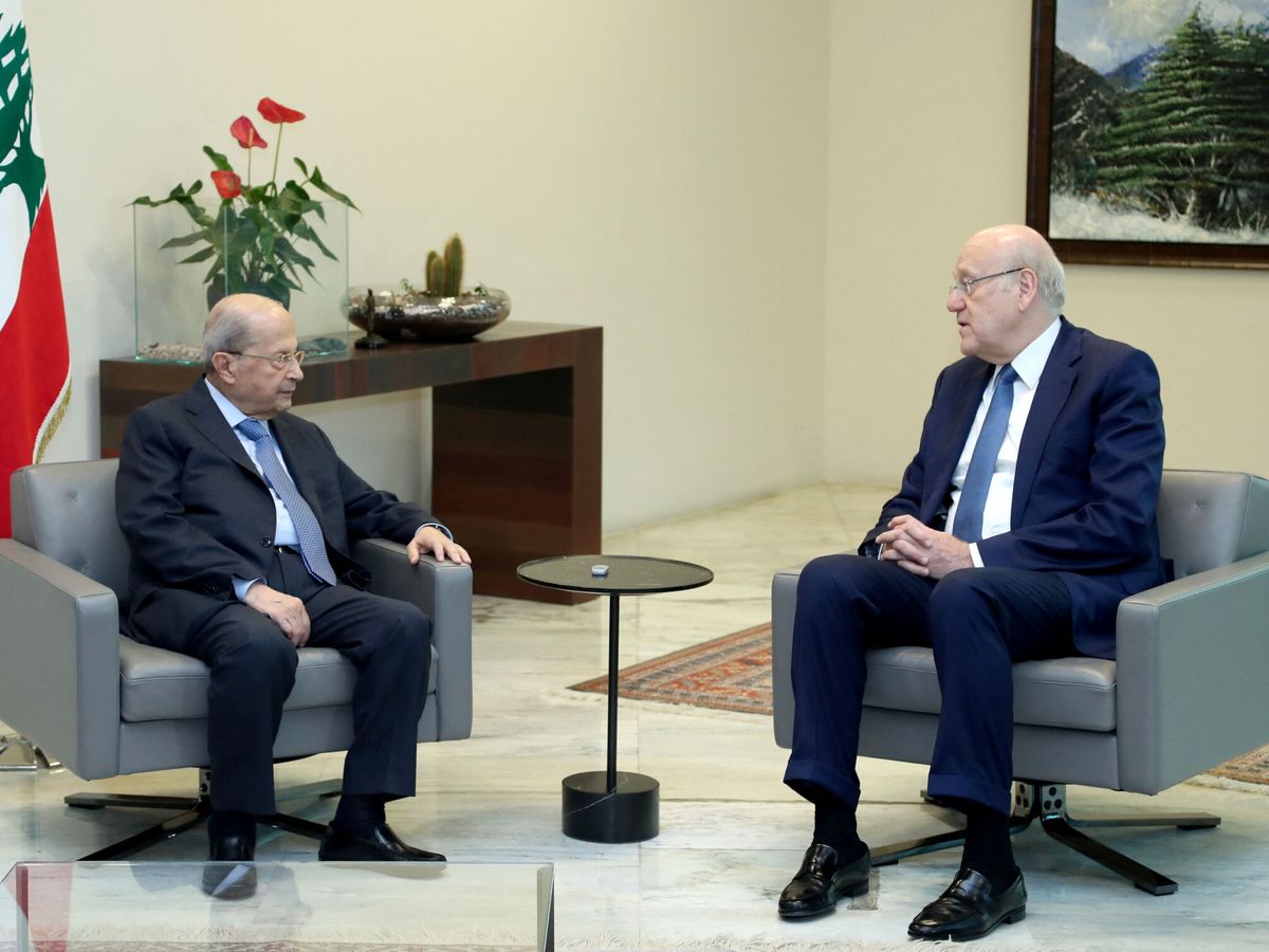 Foto: El presidente libanés Michel Aoun se reúne con el primer ministro provisional del Líbano, Najib Mikati, en el palacio presidencial de Baabda, Líbano. (Reuters/Dalati Nohra)