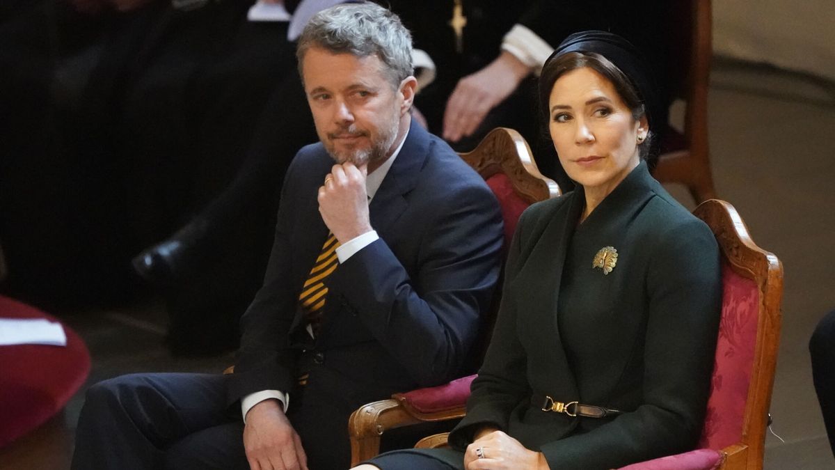 Mary de Dinamarca se rinde al abrigo favorito de las royals británicas en un solemne acto
