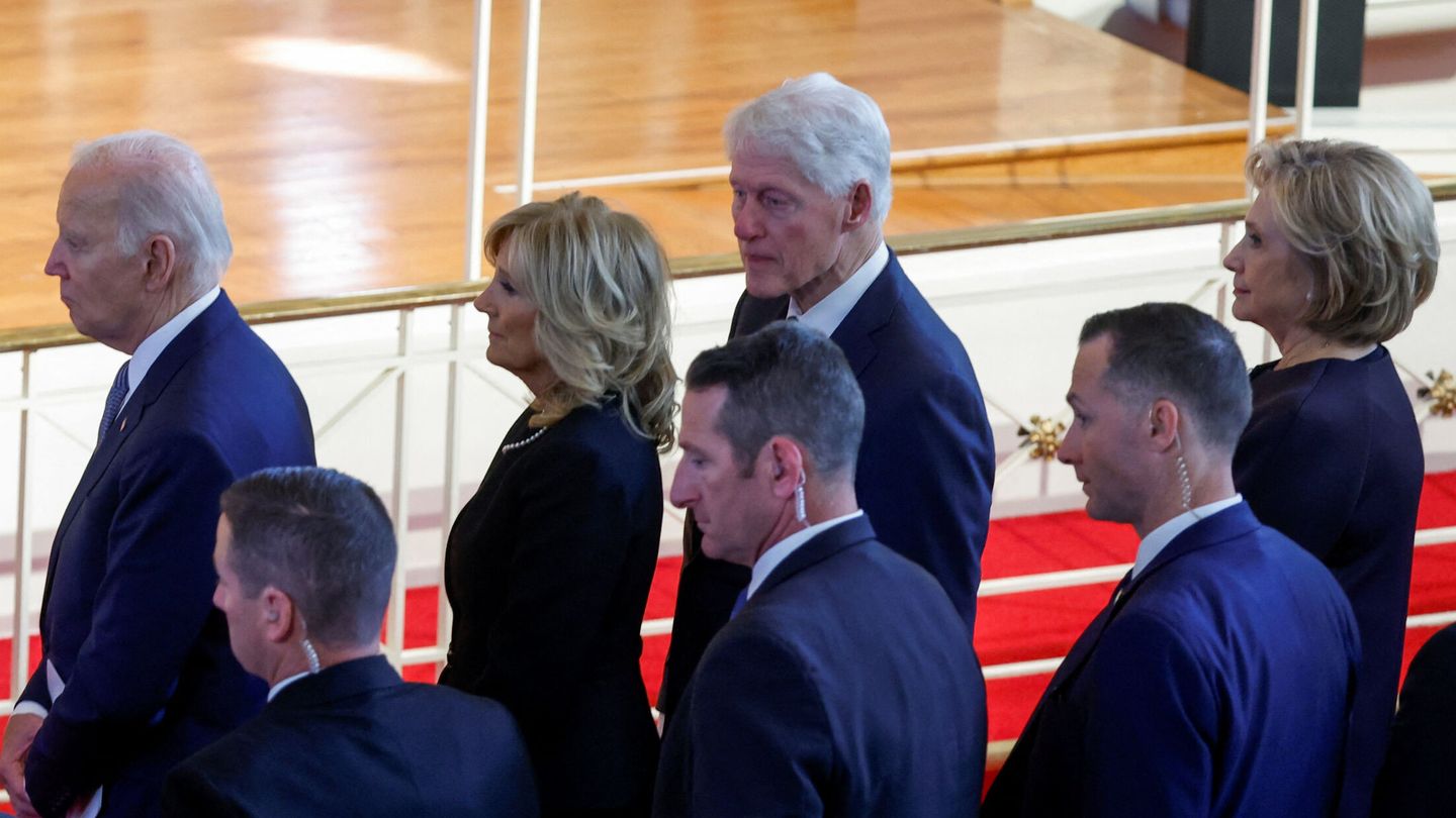 Joe Biden y Bill Clinton estuvieron entre los asistentes en el funeral. (Reuters)