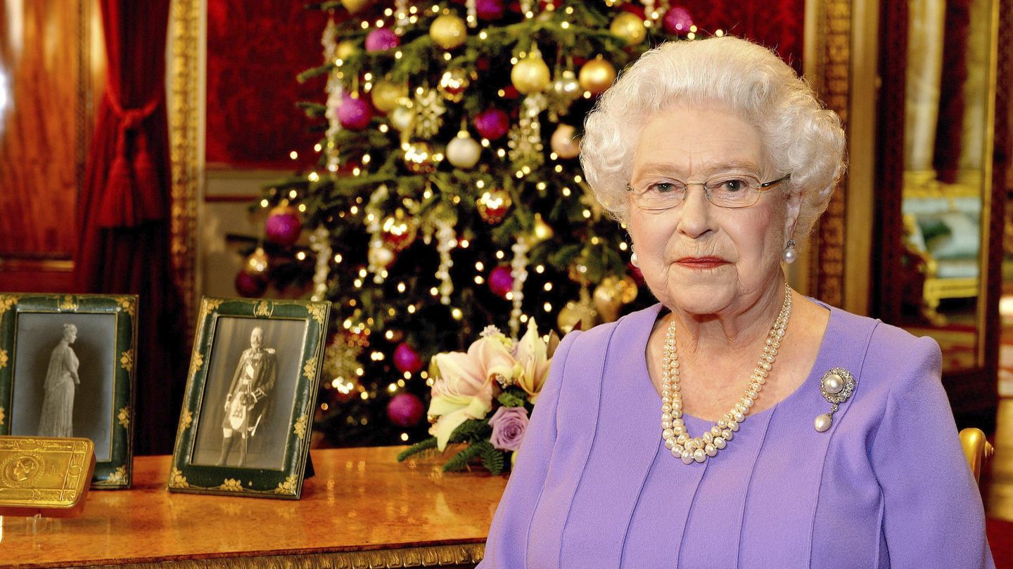 La reina Isabel II, tras grabar su tradicional discurso navideño en 2014. (EFE)