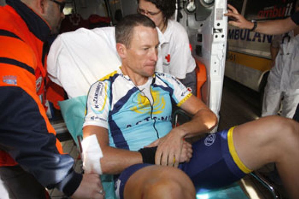 Foto: Armstrong, se cae, abandona la carrera y es trasladado al hospital