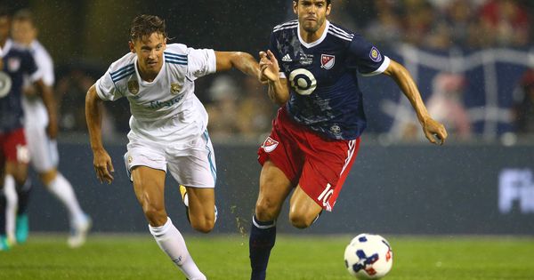 Foto: Marcos Llorente puja por un balón con Kaká en el amistoso contra las estrella de la MLS. (EFE)