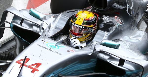 Foto: Hamilton, al volante del Mercedes en los libres de Silverstone. (EFE)