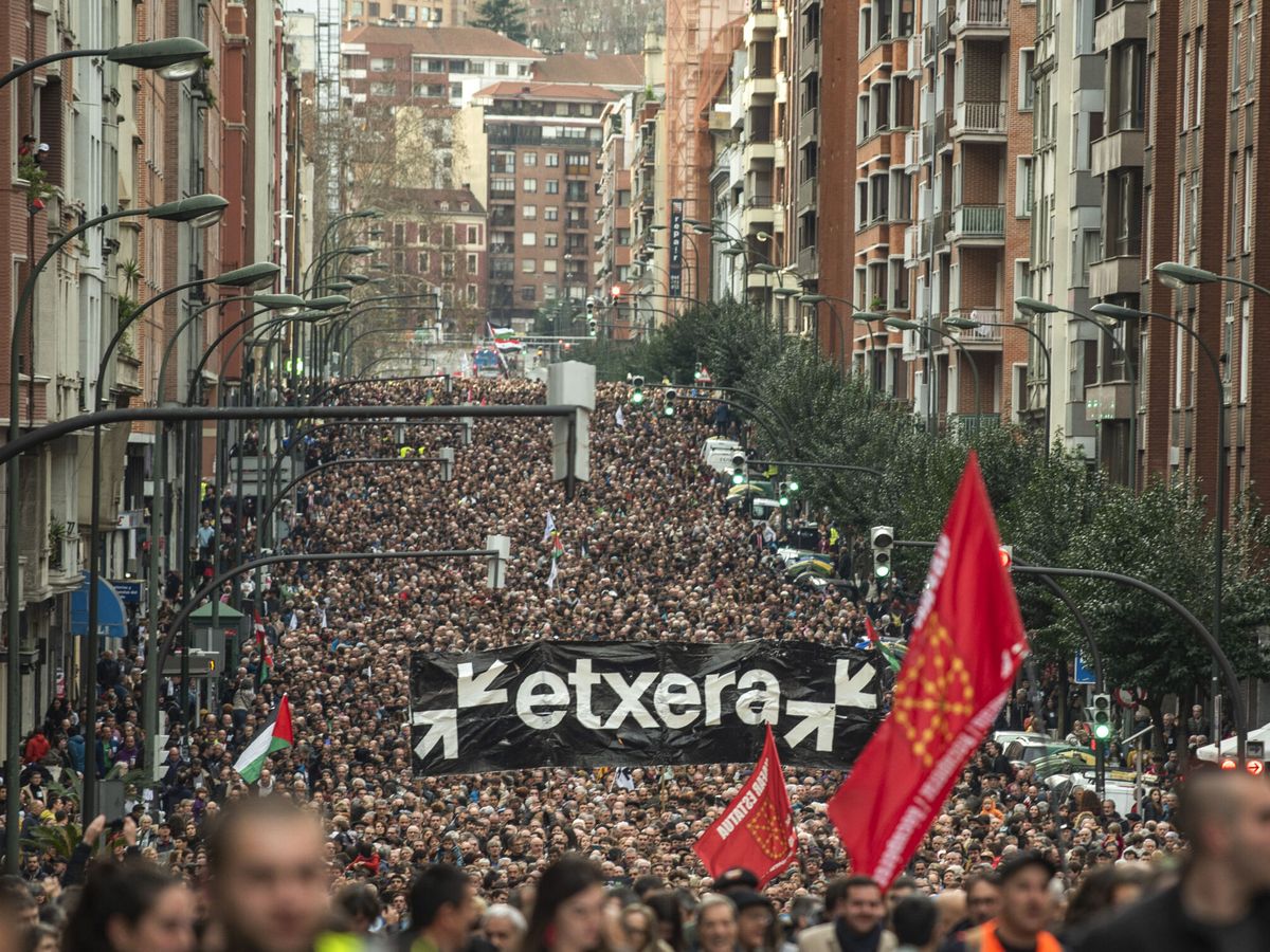 Foto: Marcha de este sábado en Bilbao en apoyo a los presos de ETA. (EFE/Javier Zorrilla)