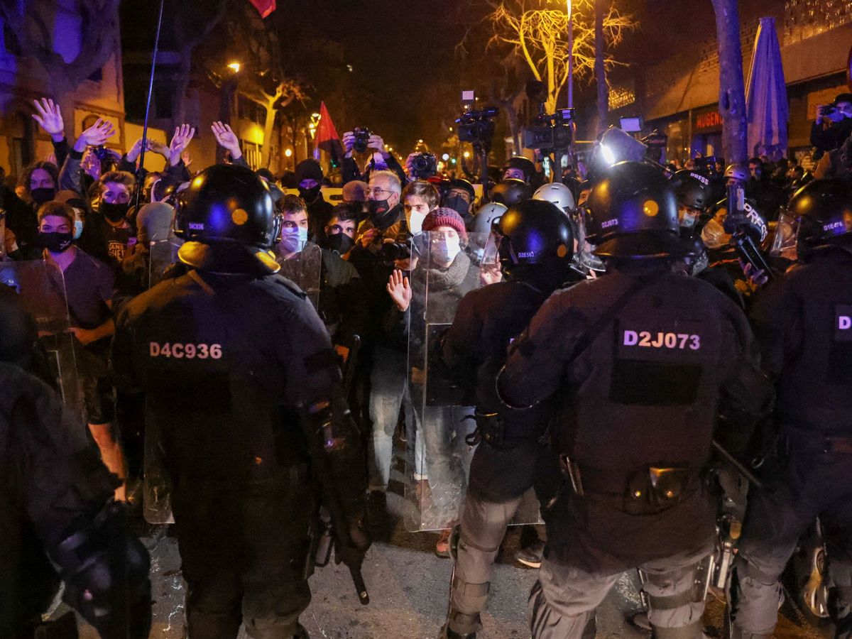 Foto: Nueva jornada de disturbios en Barcelona. (Reuters)