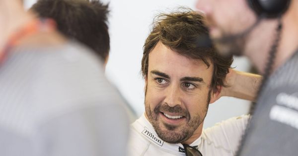 Foto: Alonso, sonriente en el box de McLaren. (EFE)