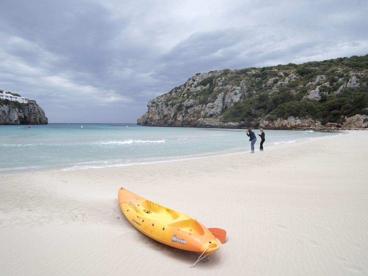 Foto: Cala en Porter, en Menorca. (EFE/David Arquimbau Sintes)