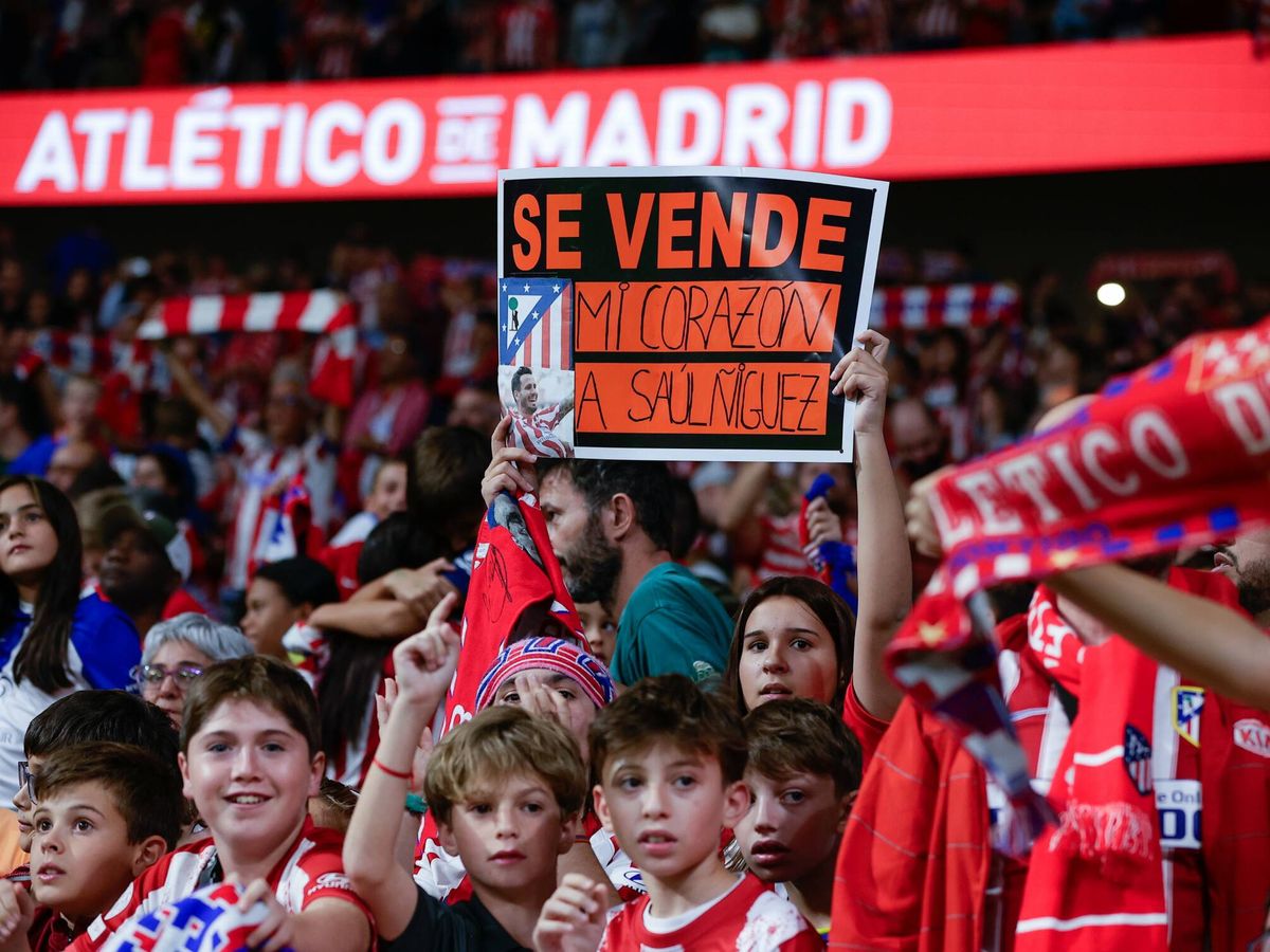 Foto: El peculiar cartel de "Se Vende" que se vio ayer en el Atlético de Madrid - Real Madrid (X/@Atleti)