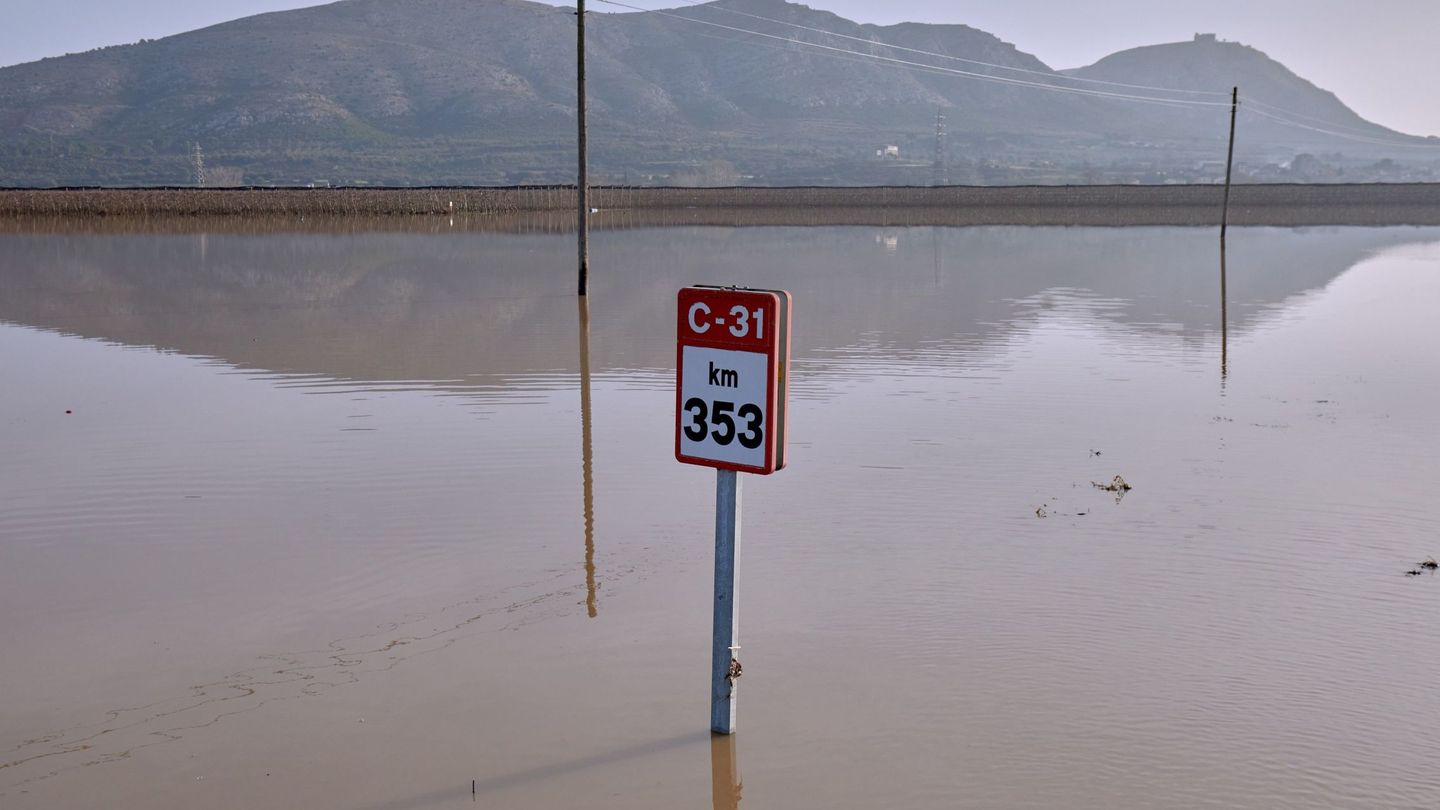 Carretera inundada por el desbordamiento del río Ter (EFE David Borrat)