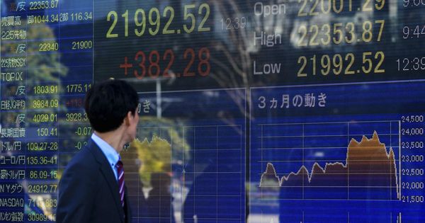 Foto: Un hombre de negocios observa una pantalla que muestra indicadores financieros en Tokio. (Efe) 