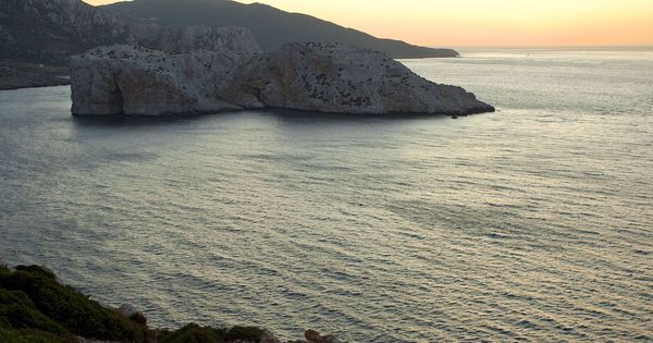 Foto: Vista del Estrecho de Gibraltar desde la costa marroquí, junto al islote de Perejil. (EFE)