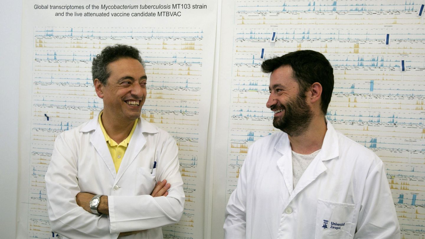 Carlos Martín, a la izquierda, y Nacho Aguiló, otro miembro de su grupo de investigación. (EFE)