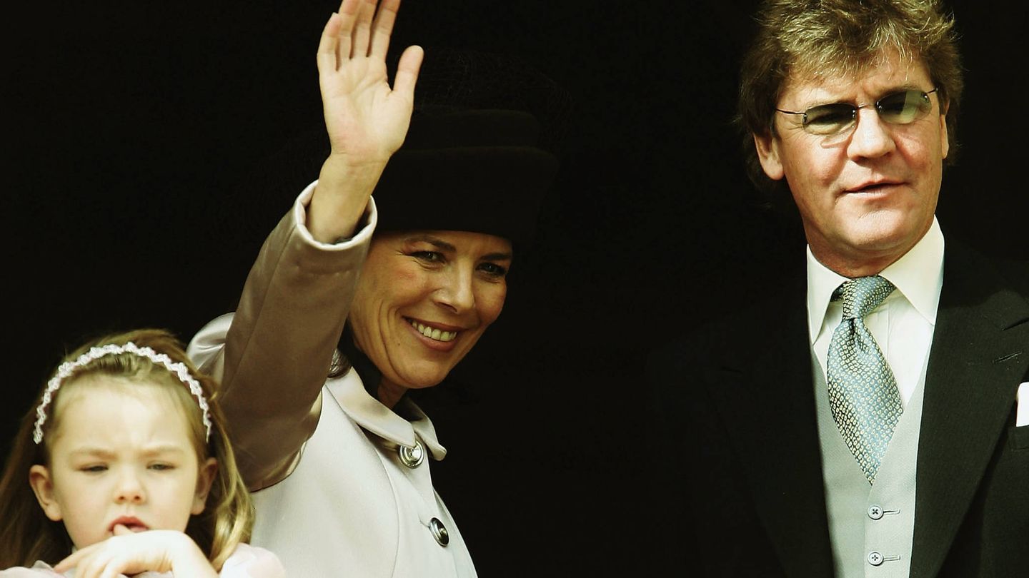 La princesa Alexandra de Hannover, Carolina de Monaco y Ernesto de Hannover, en 2004. (Getty)