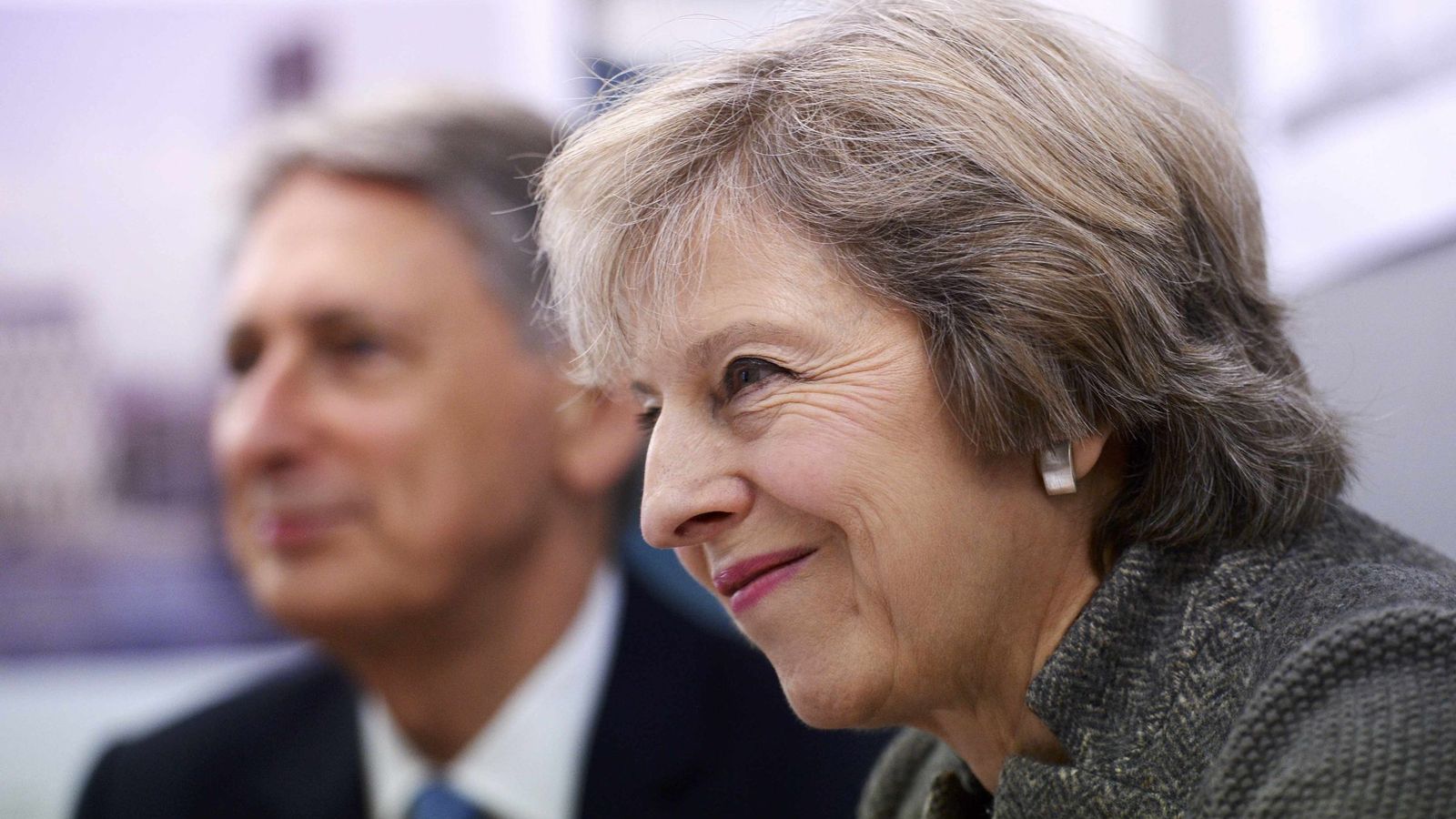 Foto: La primera ministra Theresa May junto al responsable de Hacienda Philip Hammond, en octubre de 2016 (Reuters)
