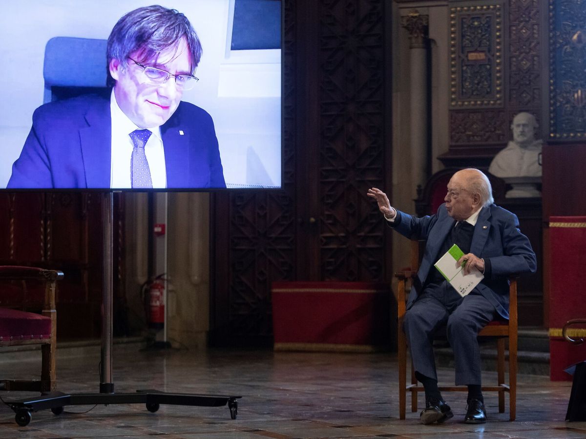 Foto: Jordi Pujol y Carles Puigdemont en una charla en Barcelona. (EFE)
