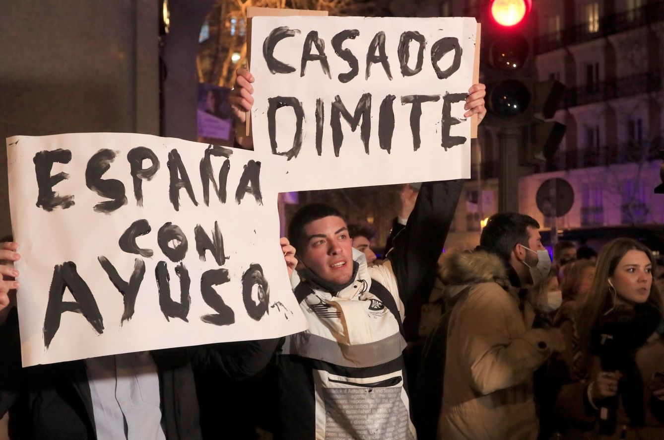 Militantes del PP se manifiestan ante la sede de Génova para pedir la dimisión de Casado y García Egea. (EFE/Fernando Alvarado) 
