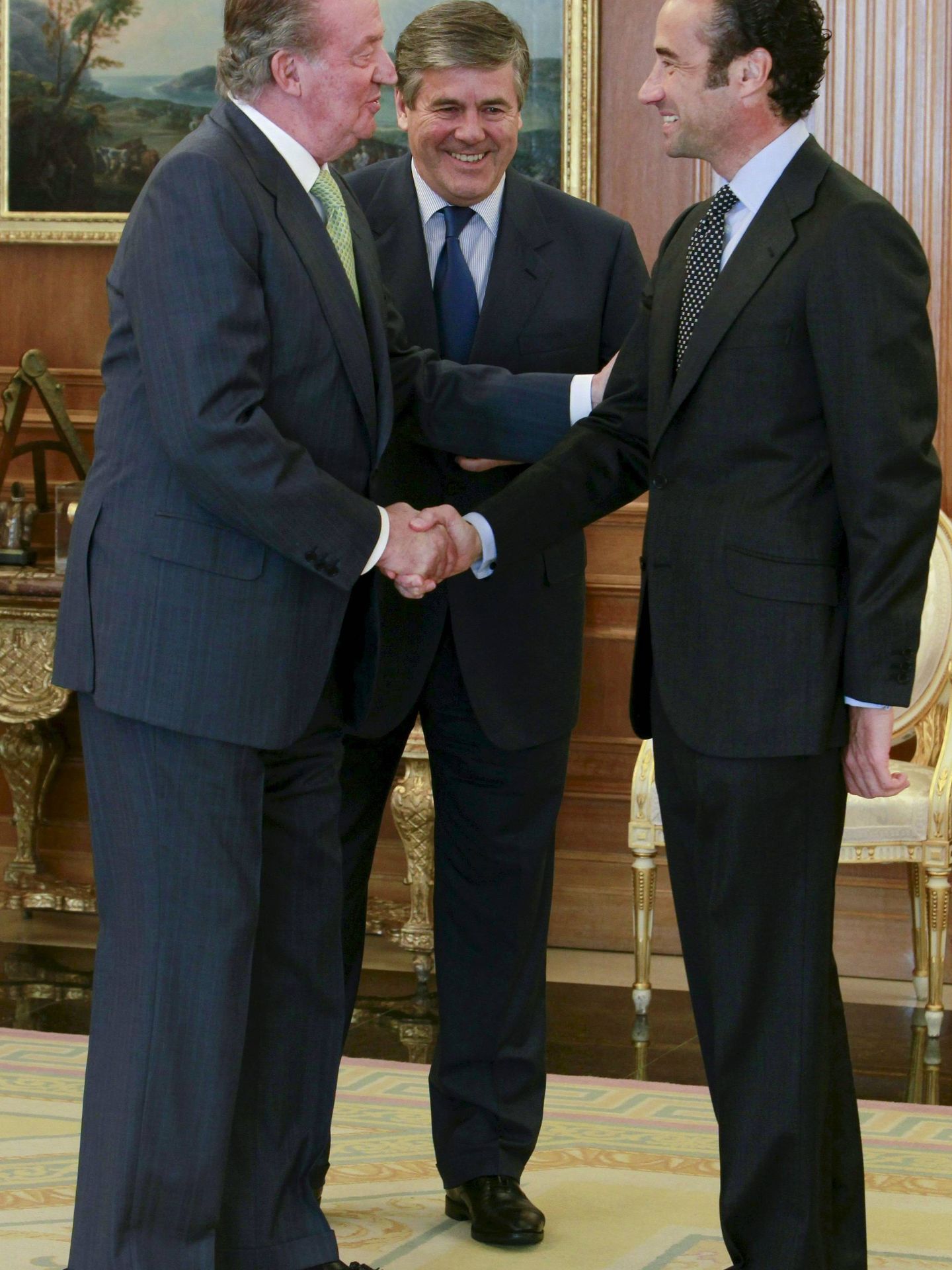 El rey emérito Juan Carlos saluda al presidente de Deutsche Bank España, Antonio Rodríguez Pina. (EFE)