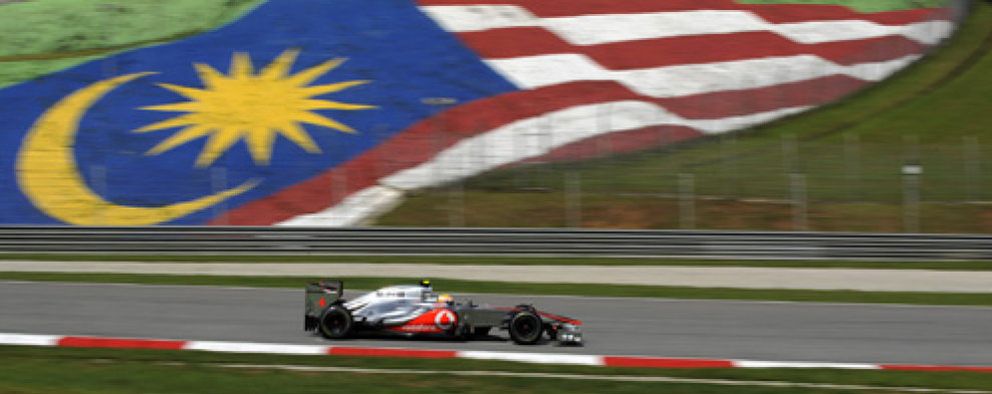Foto: Hamilton impone el ritmo en Malasia con Alonso en el sexto lugar