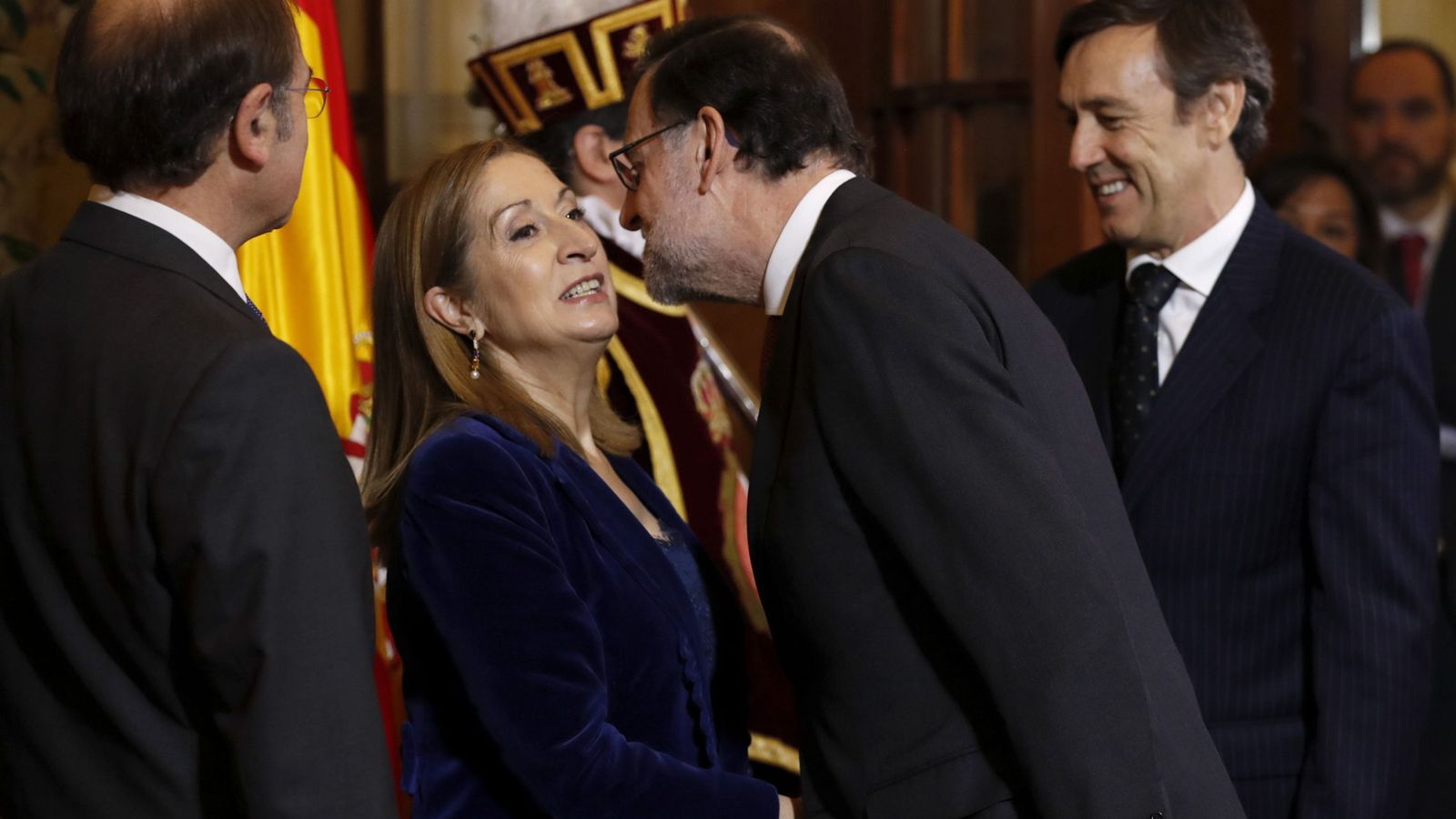 Foto: Mariano Rajoy besa a la presidenta del Congreso, Ana Pastor, en presencia del presidente del Senado, Pío García-Escudero, este 6 de diciembre. (EFE)