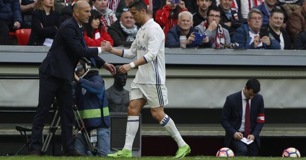 Foto: Zidane felicita a Cristiano Ronaldo tras retirar del campo al portugués. (Cordon Press)