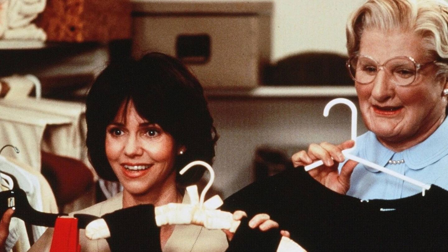 Sally Field y Robin Williams en un fotograma de la película. (Disney)