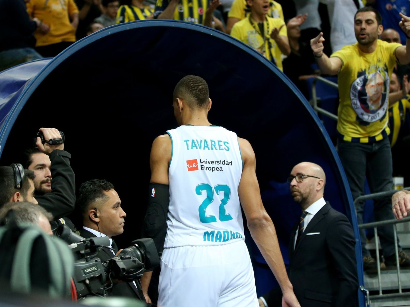Edy Tavares fue expulsado en el segundo cuarto del Fenerbahçe-Real Madrid. (EFE)