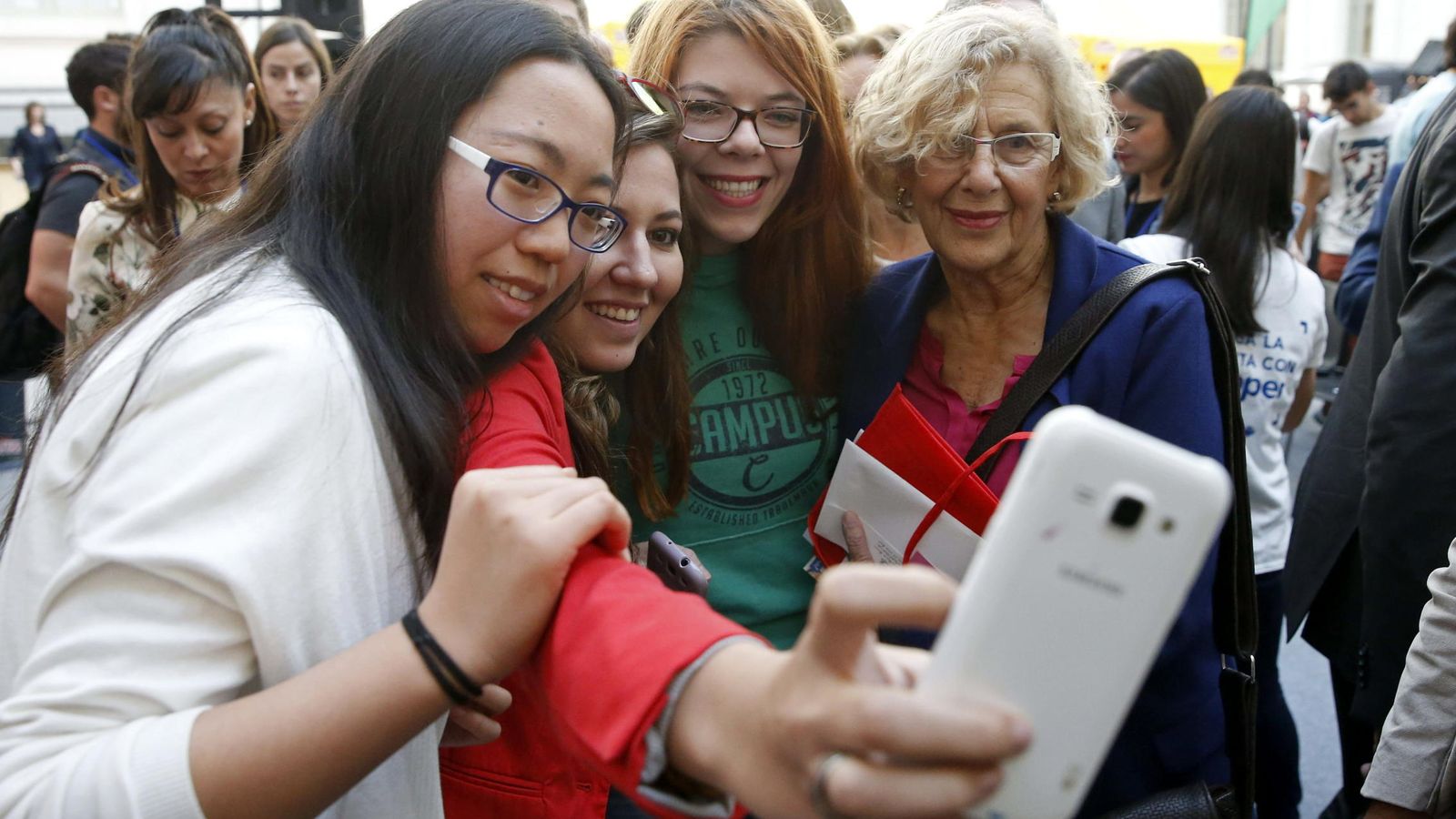 Foto: Selfie de la alcaldesa madrileña, Manuela Carmena, con asistentes al Madrid Student Welcome Day. (EFE)