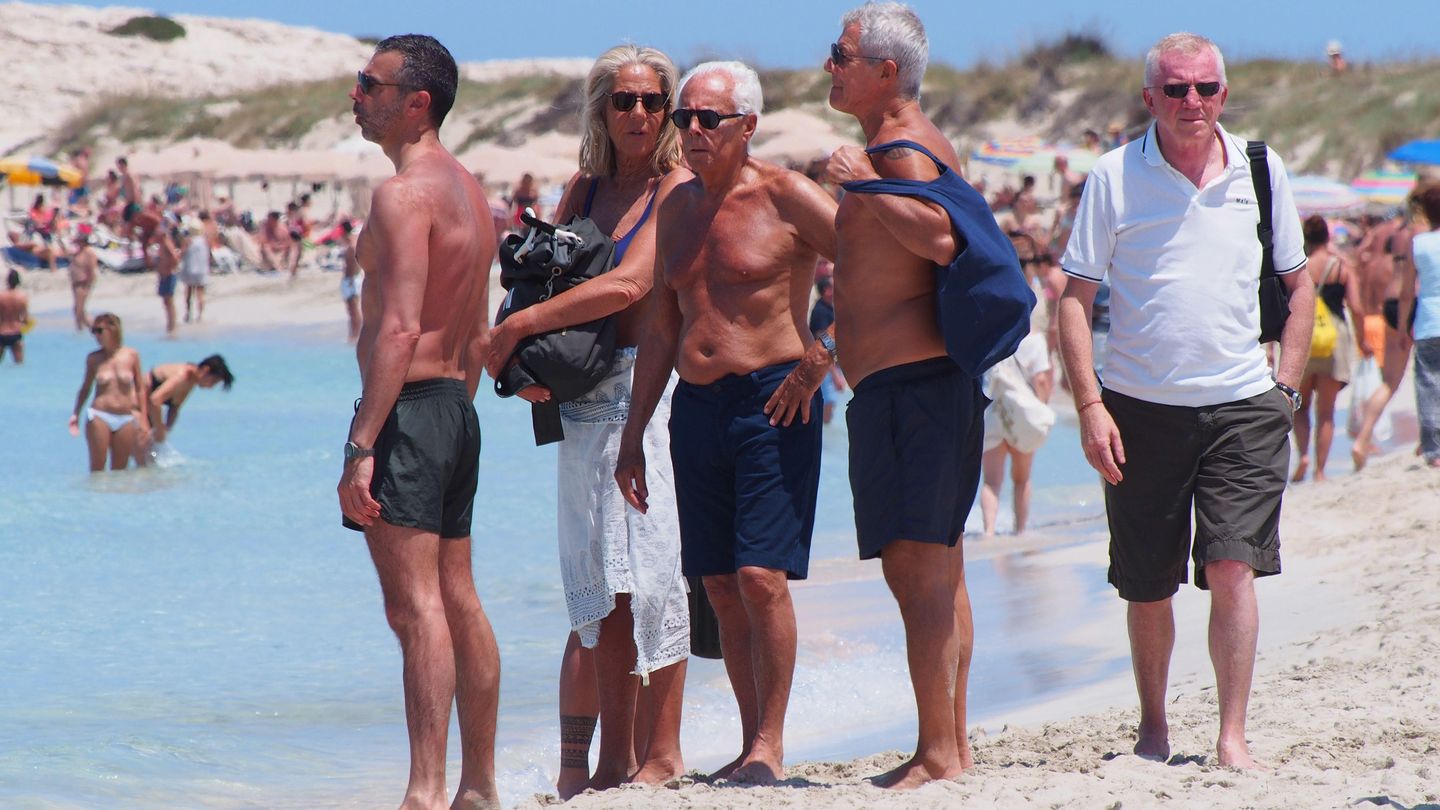 Giorgio Armani se relaja en las playas de Formentera.