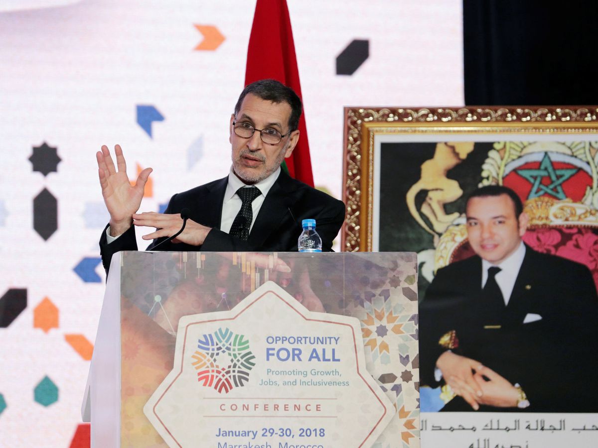 Foto: El primer ministro marroquí, Saaedine el Othmani, junto a un retrato de Mohamed VI. (Reuters)