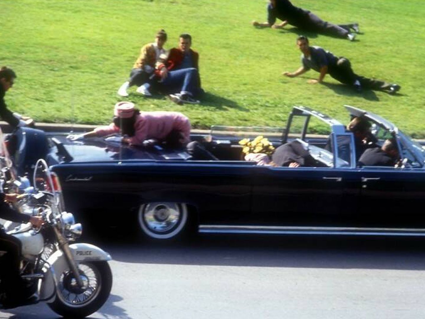 Jacqueline Kennedy, momentos después de que su marido fuera alcanzado por el tercer disparo. (Flickr)