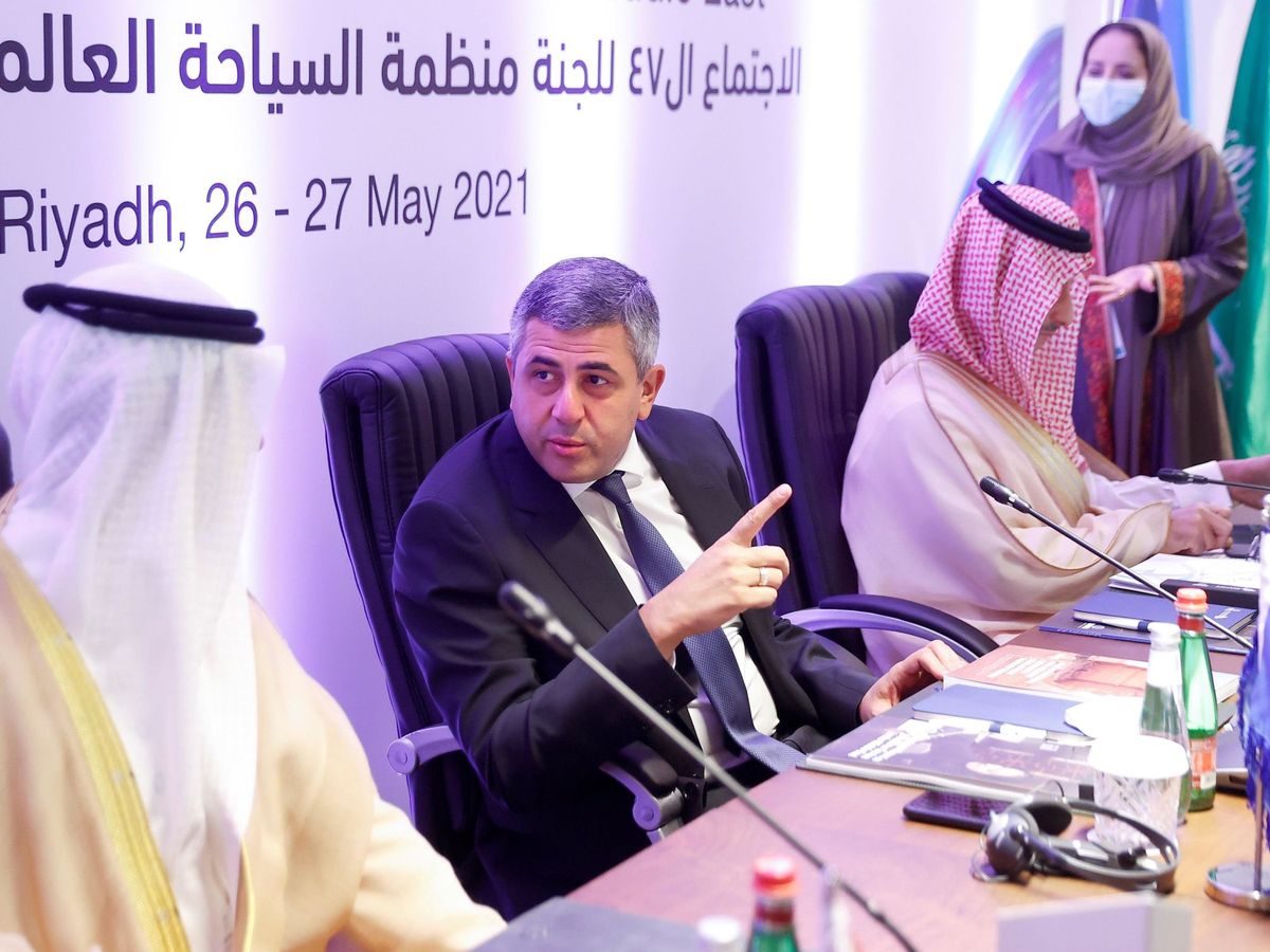 Foto: El secretario general de la OMT junto al ministro de Turismo saudí, Ahmed Al Khateeb. (EFE) 