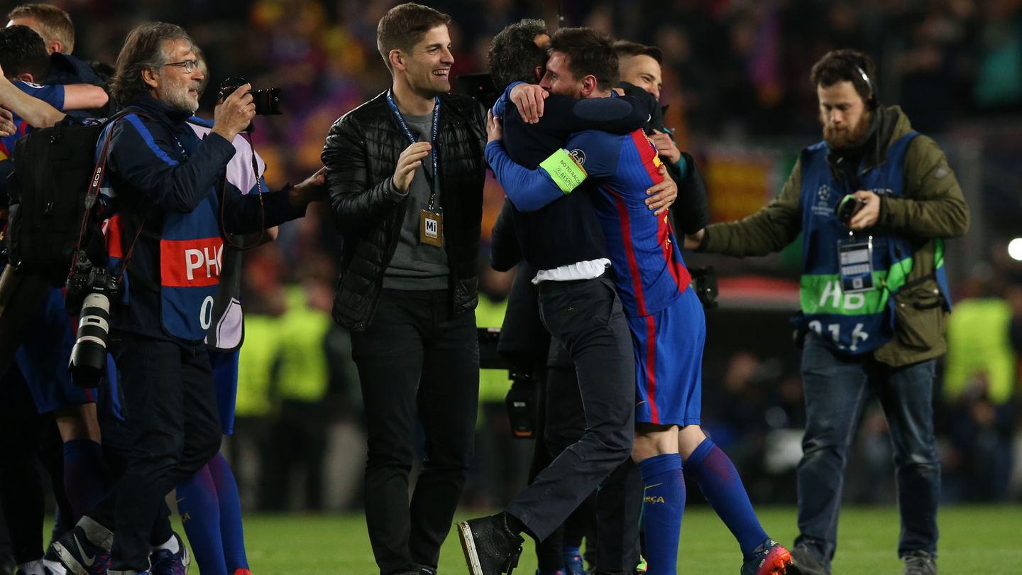 Messi se abraza a Luis Enrique ante la atenta mirada de Robert Moreno. (Reuters)