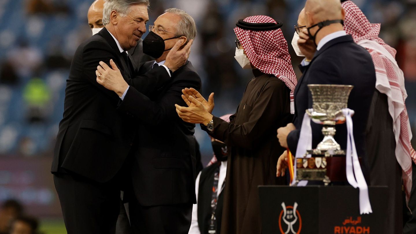 Florentino Pérez felicita a Carlo Ancelotti por la Supercopa de España jugada en Arabia. (EFE / Julio Muñoz) 