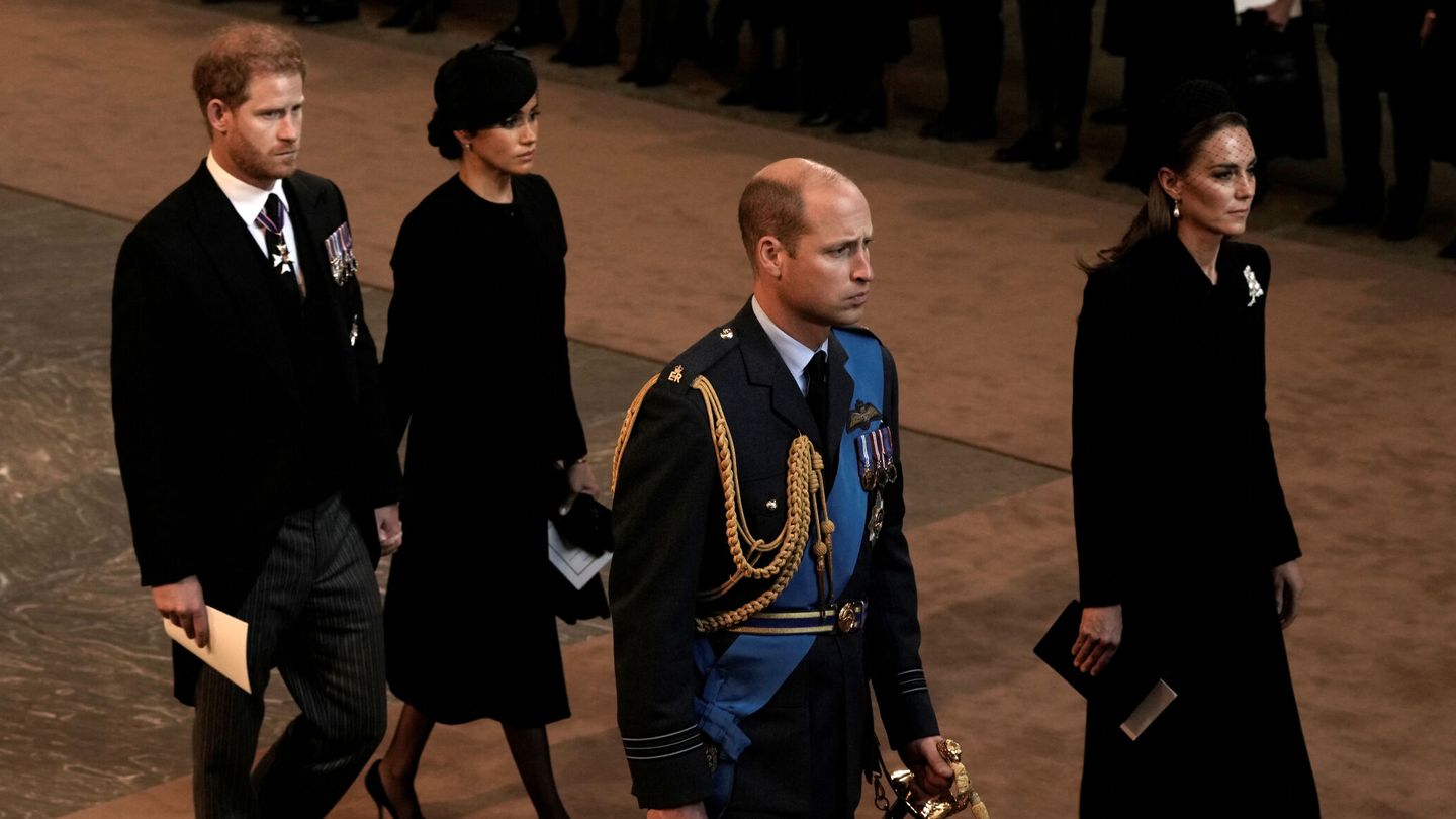 Los duques de Sussex y los príncipes de Gales, en el funeral de Isabel II. (Reuters/Pool/Nariman El-Mofty)