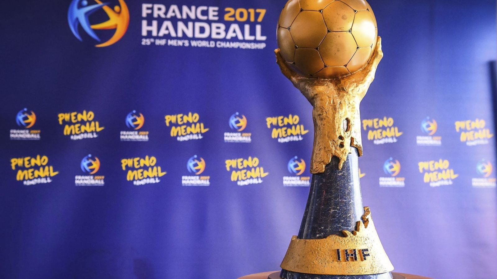 Foto: Trofeo de la Federación Internacional de Balonmano (IHF) que se llevará el campeón del Mundial de Francia. (EFE)