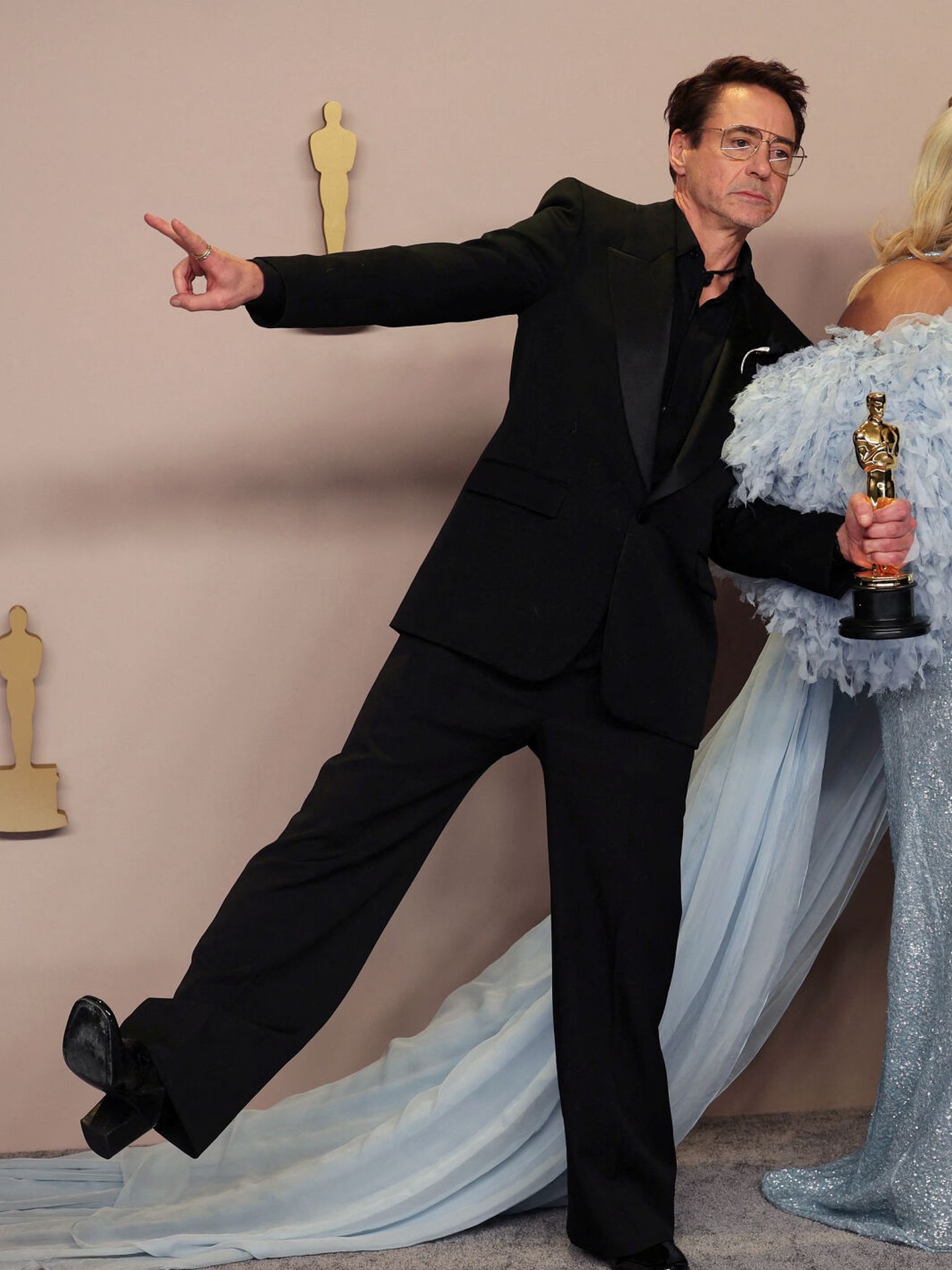 Robert Downey Jr., con su premio Oscar por 'Oppenheimer'. (Reuters)